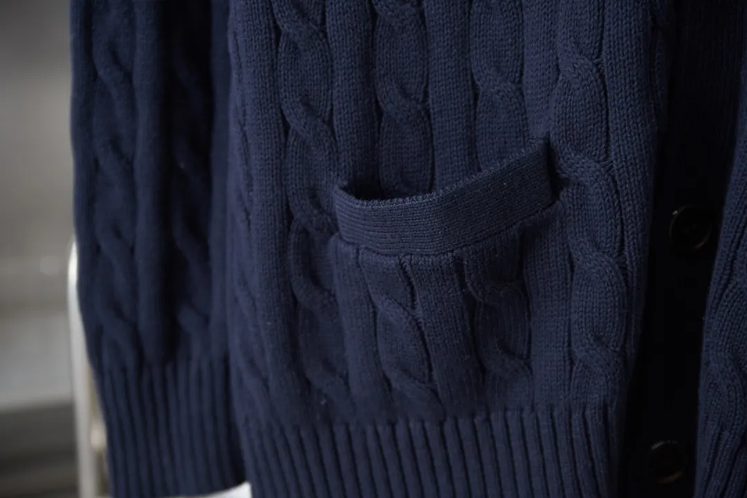 P250 POLO Paul Ralph Lauren 25FW new autumn and winter style classic war horse embroidered twist sweater, light luxury, a must-have item for daily commuting for men and women. Correct version. Welcome to compare. Detailed features · Made of 35% wool content yarn, 35% cashmere 30% synthetic fiber · Used German imported machine twist knitted cardigan · Open mold customization brand logo resin buttons · Imported Tajima machine embroidered classic war horse · Thread design on collar, cuffs and hem, windproof and comfortable · Original main mark, washed tag, moisture-proof paper packaging Color: black/khaki/grey Size: S M L XL